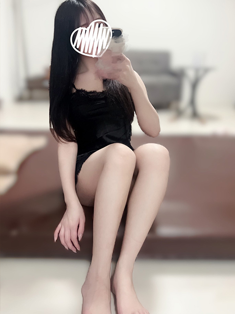 小柄なシルエットに宿る透明感と愛らしさ溢れるカワイイ顔