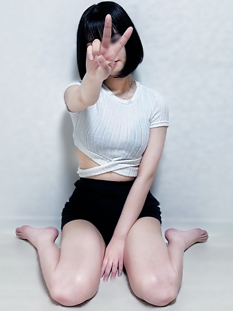 黒髪ボブにぱっちり二重の可愛い瞳のめちゃカワアイドルルック