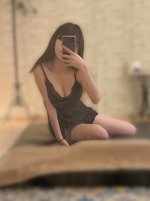 彼女に会うと視線が一点に吸い込まれてしまいます